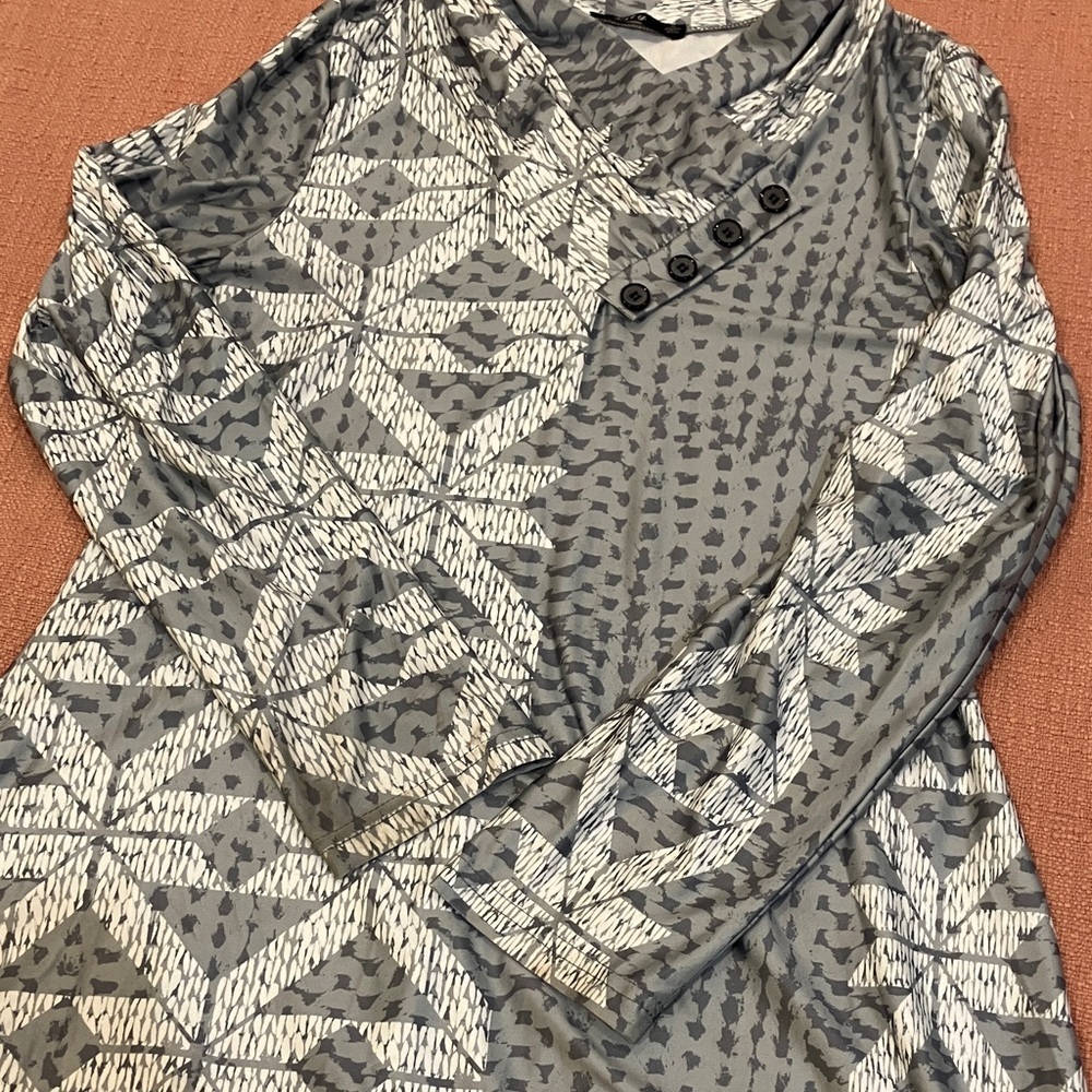Wm’s small Gray Patterned Tunic Top - Picture 9 of 12